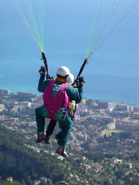 Biplace parapente au dessus de Roquebrune village