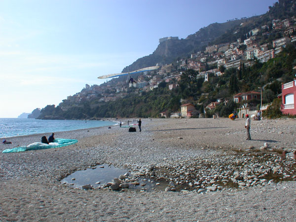 Atterissage deltaplane sur la plage de Cabb.