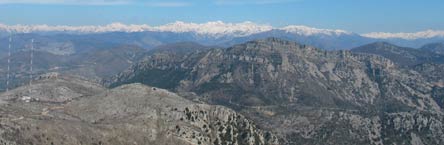 Pic de Baudon et Mercantour enneigé en arrière plan.